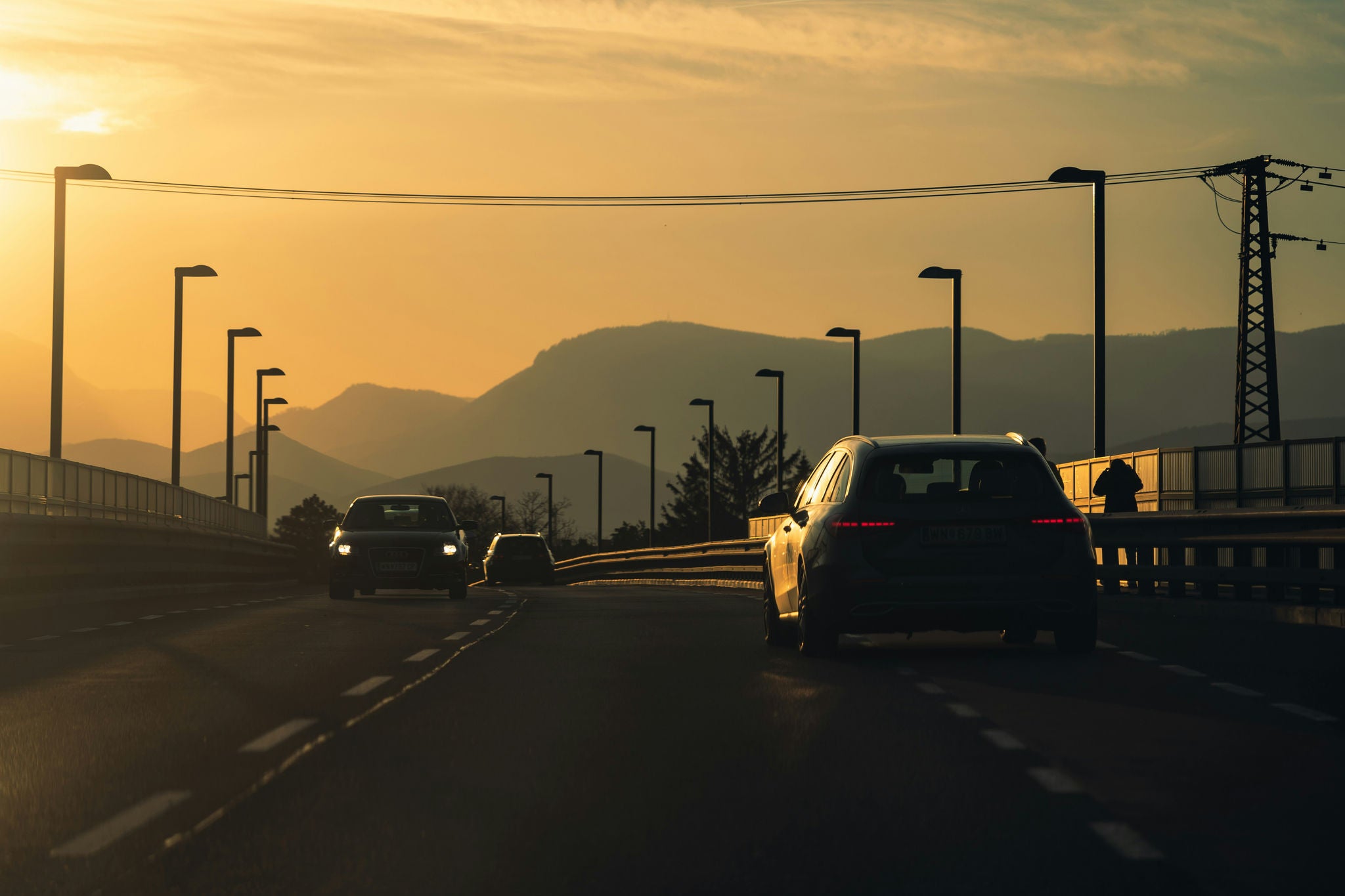 Autos bei Sonnenuntergang