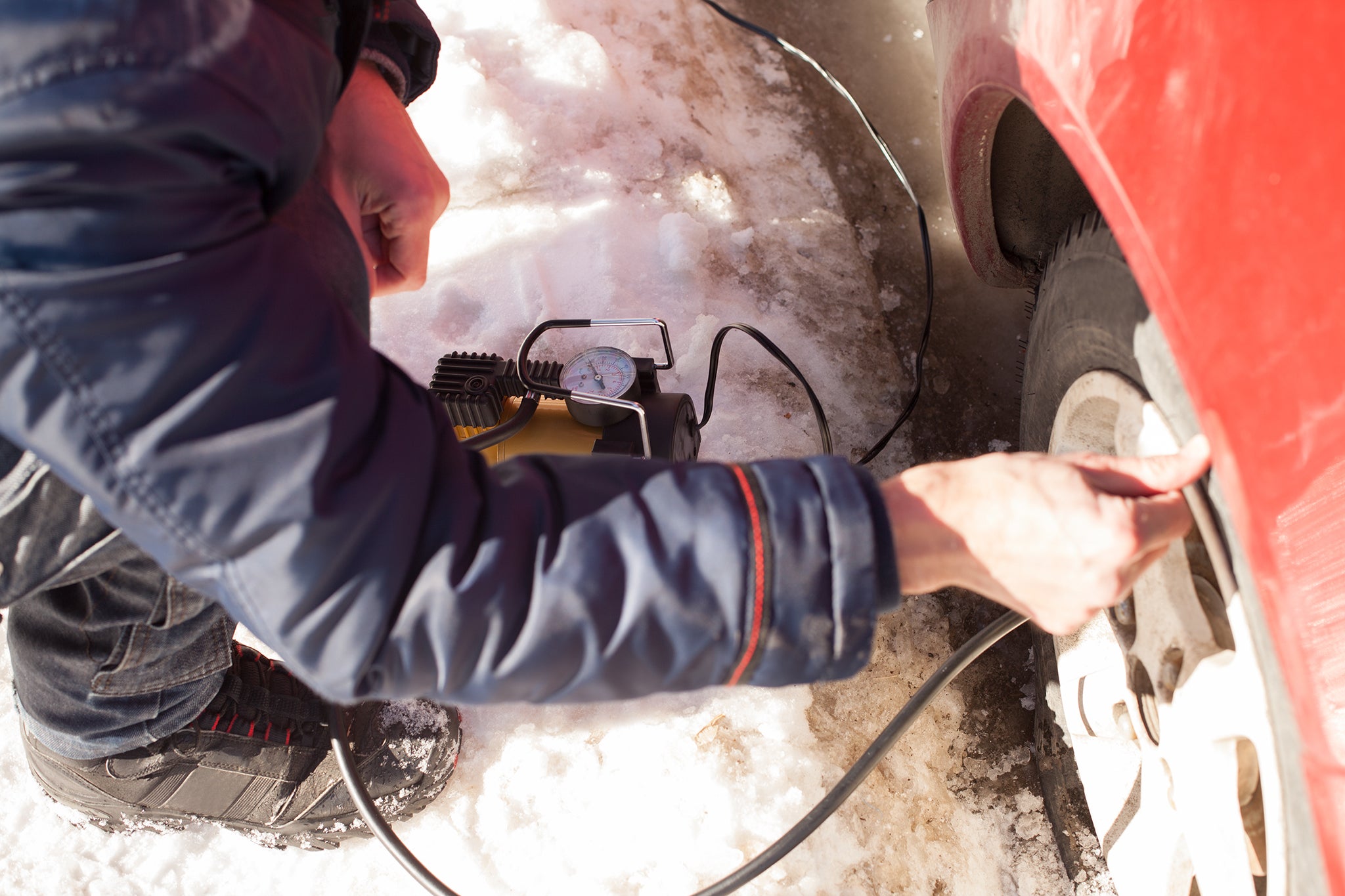 Visste du at kulde påvirker dekktrykket ditt? Jo lavere temperatur, jo lavere er lufttrykket i dekkene. Samtidig er riktig dekktrykk viktig for veigrepet, spesielt om vinteren. Finn ut hvordan kalde temperaturer påvirker dekktrykket og hvordan du sikrer at dekkene dine overlever vinteren med riktig lufttrykk.