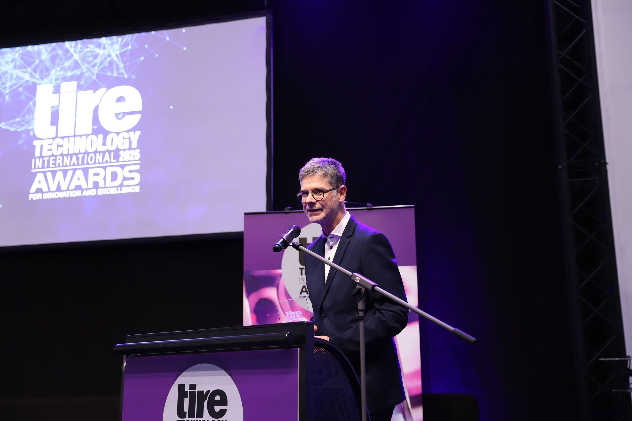 Thierry Wipff, Head of Manufacturing Technology Engineering Tires at Continental Tires, receives the "Environmental Achievement of the Year" award for tire production at the Lousado plant in Portugal.