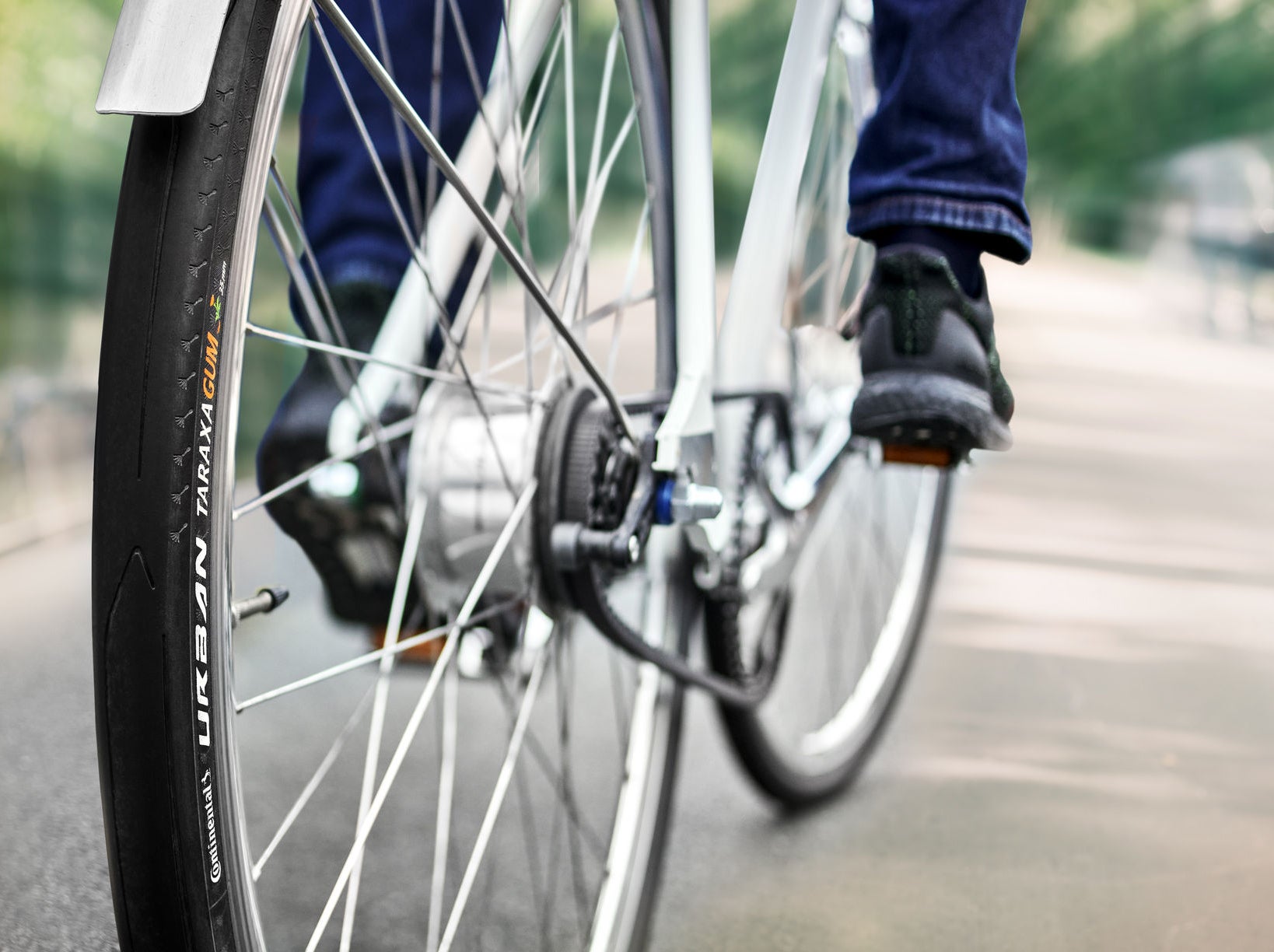 Eine Person fährt ein Fahrrad mit Taraxagum Reifen