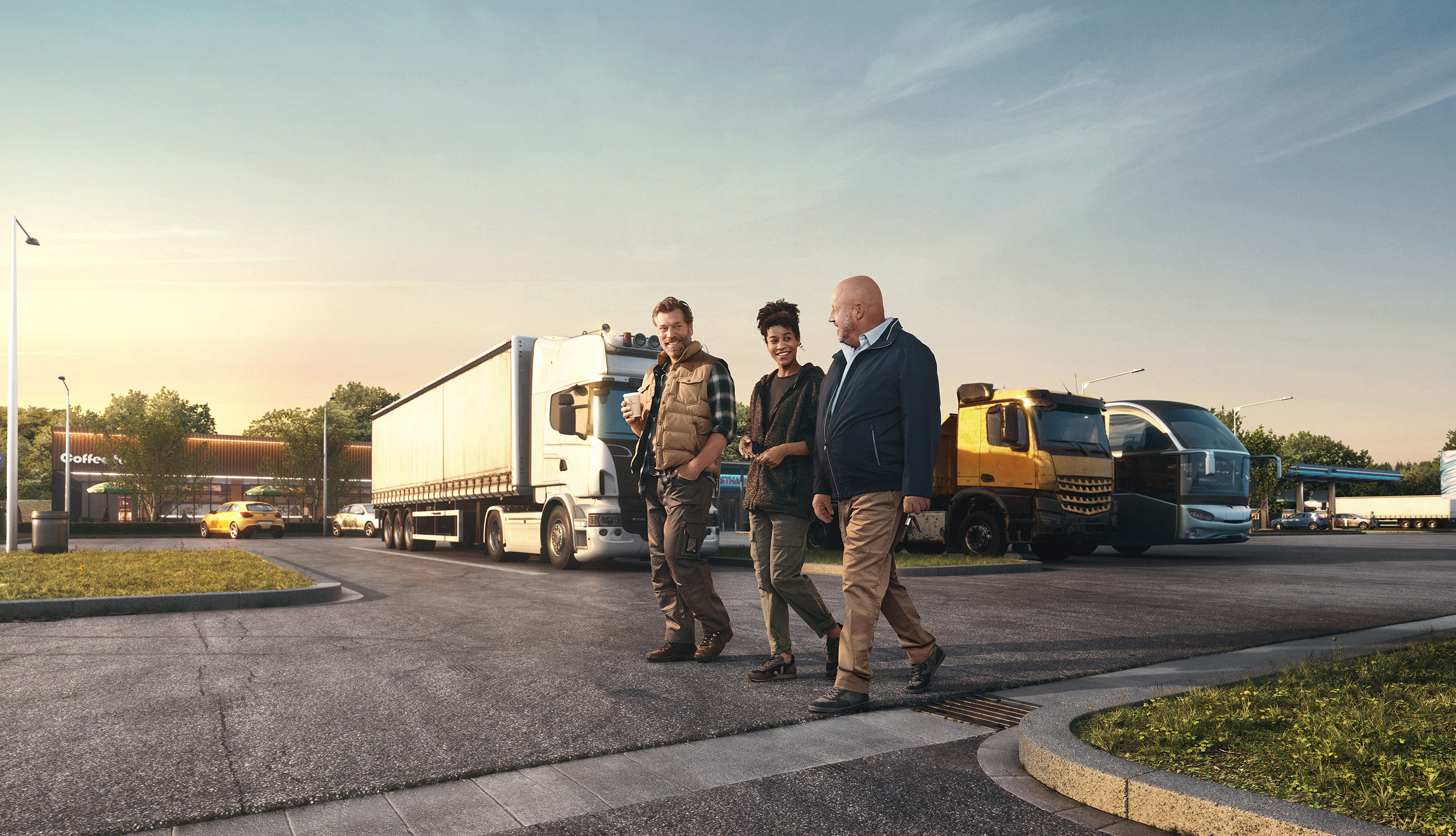 Drei Personen laufen vor parkenden Lkw entlang