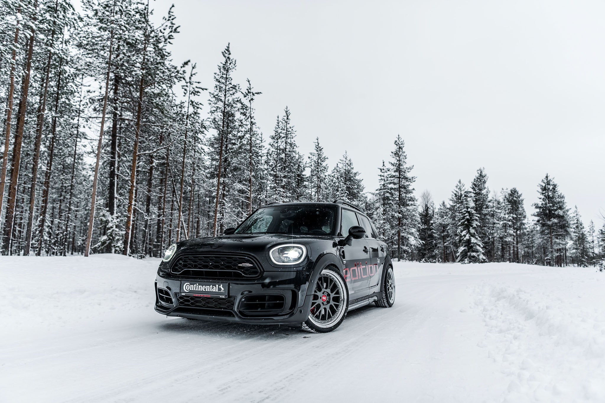 Der RW Mini Countryman JWC ALL4 auf dem WinterContact™ TS 860 S