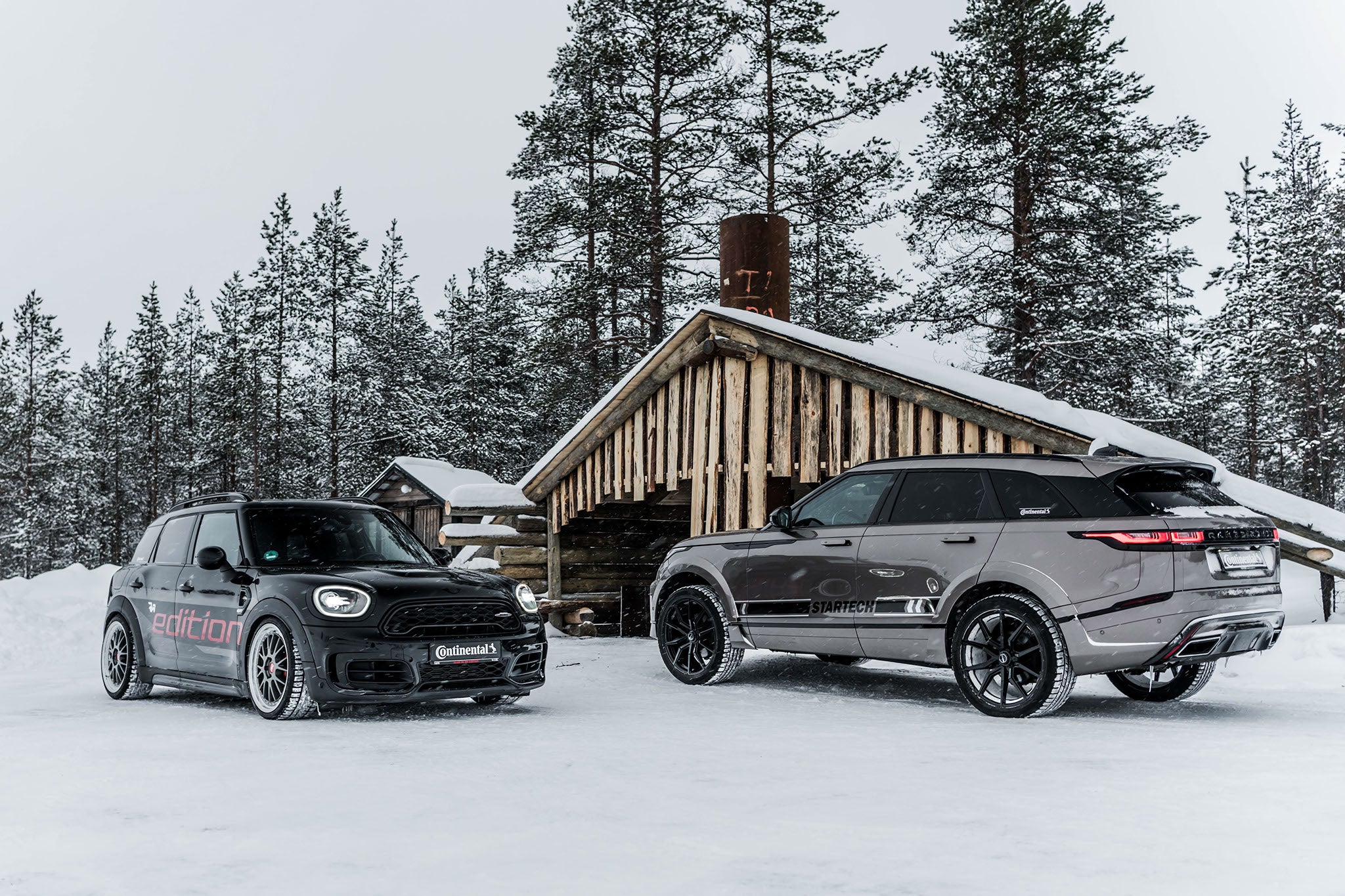 Tváří v tvář: RW Mini Countryman JCW ALL4 a Startech Range Rover Velar.