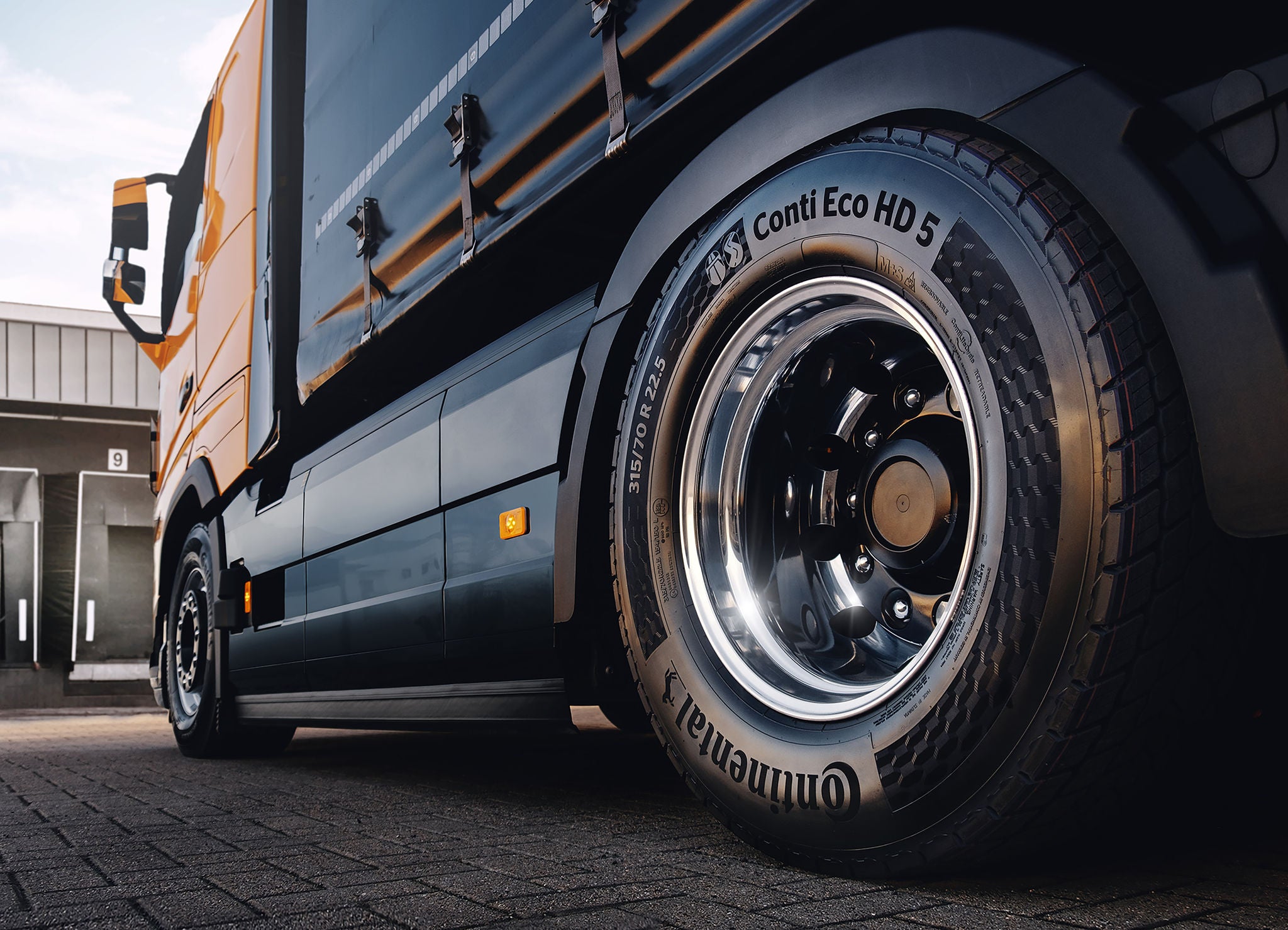 Optimized rolling resistance, high mileage: Continental’s new, fifth-generation Conti Eco tire line for long-distance and regional freight transportation.