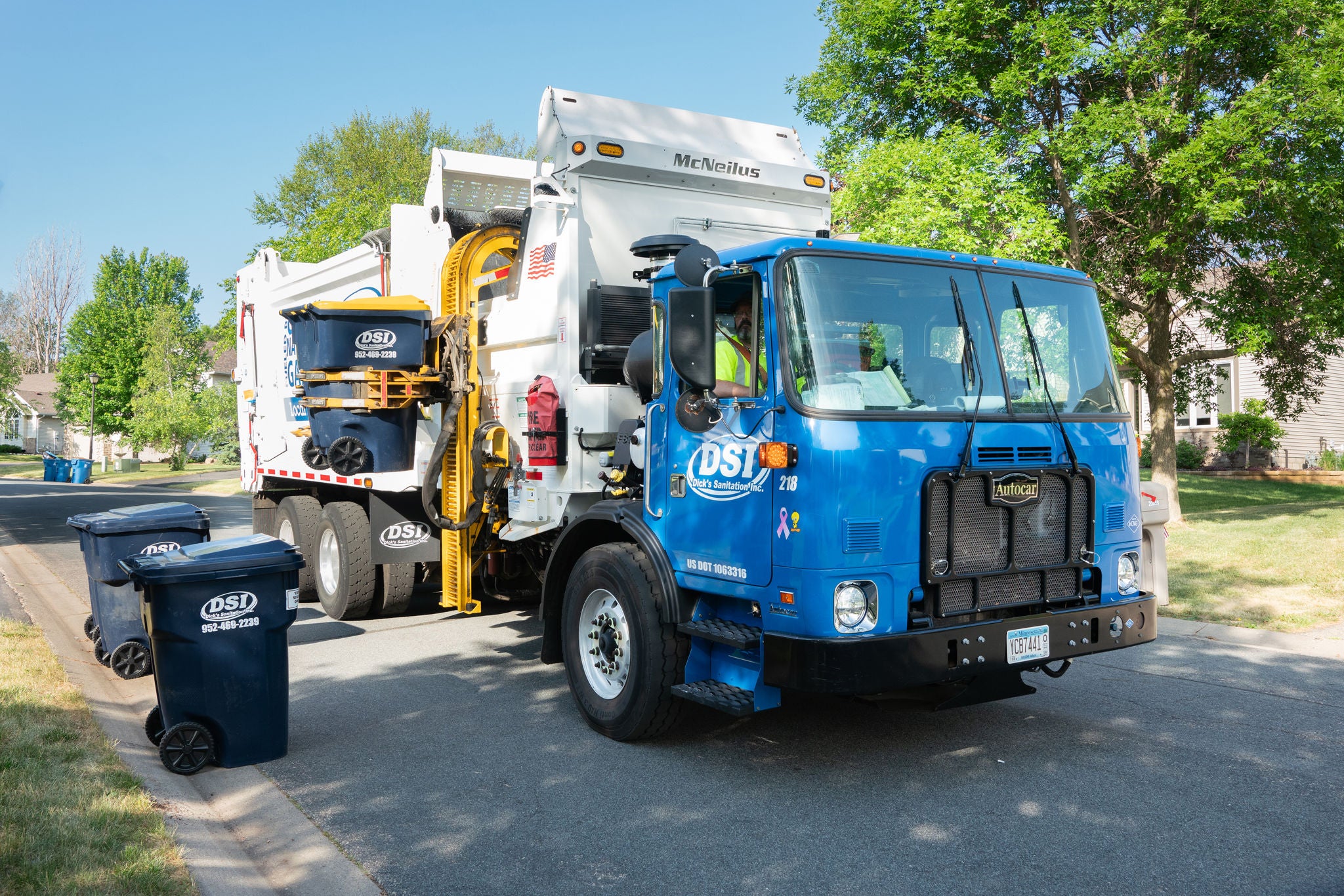 Waste transport vehicle equipped with the Conti HAU 3 WT urban all-position tire.